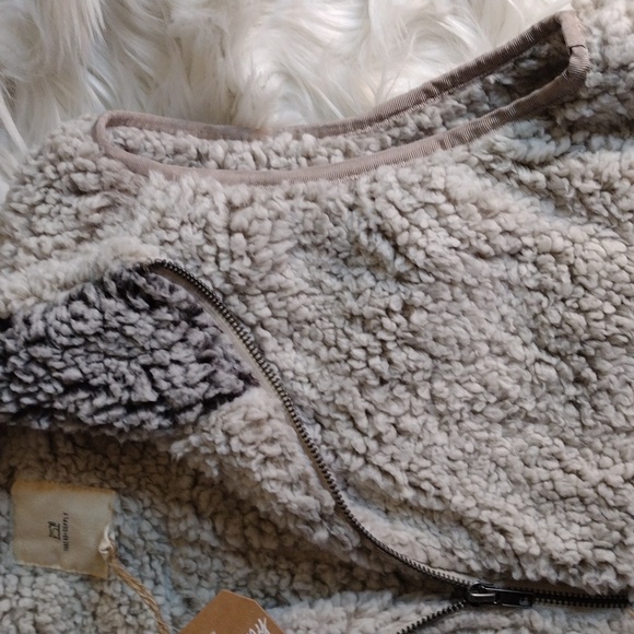 Thread & Supply furry fleece vest sz L beige/cream color - Picture 6 of 11